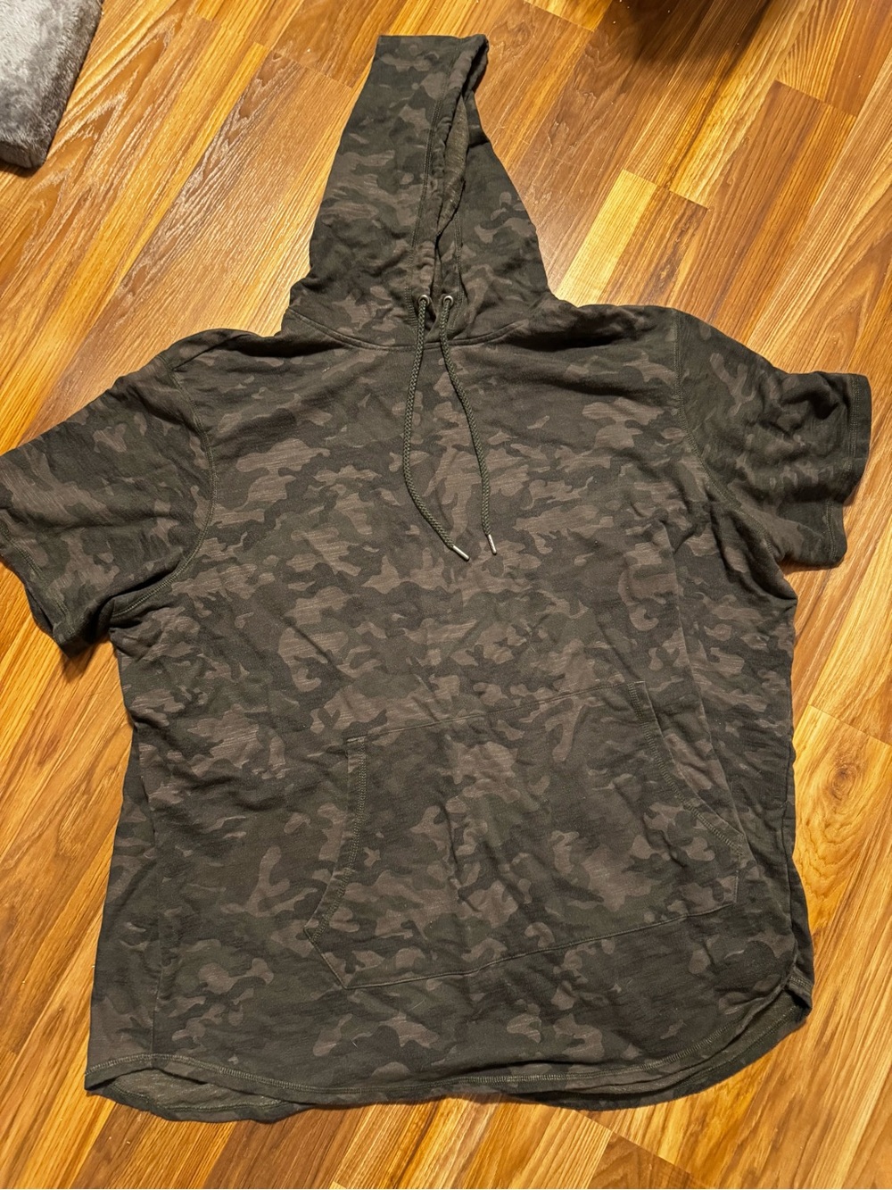 George Men's Short-Sleeve Camo Hoodie - Black/Charcoal